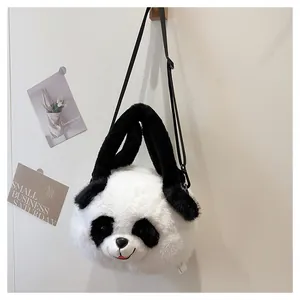 Detailansicht der Panda-Plüschtasche mit weicher Textur und verstellbarem Schultergurt