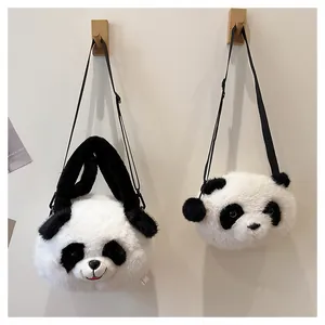 Größenvergleich von Panda-Plüschhandtaschen in zwei Größen an einer weißen Wand