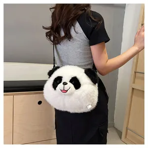 Detail der süßen Panda-Plüschtasche mit weichem Kunstfell und Stickerei-Motiv