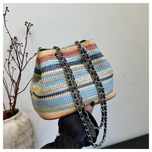 Détail d'un sac cabas tissé coloré avec bandoulière chaîne pour les vacances