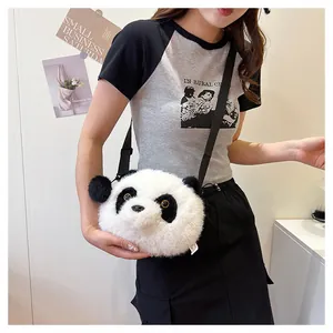 Nahaufnahme der süßen Panda Plüsch-Umhängetasche mit verstellbarem Gurt und Textur