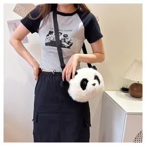 Detail der süßen Panda Plüschtasche mit verstellbarem Riemen, getragen von einem Modell