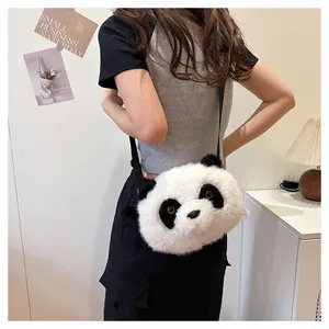 Nahaufnahme der süßen Panda-Plüsch-Umhängetasche mit Kunstfell und verstellbarem Gurt