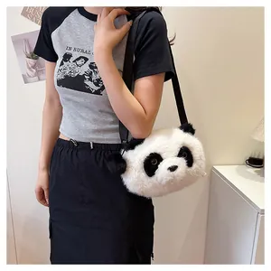 Detail der süßen Panda-Plüschtasche mit weicher Textur und schwarzem Schultergurt