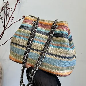 Grand sac seau en paille rayé coloré avec bandoulière en chaîne pour les vacances