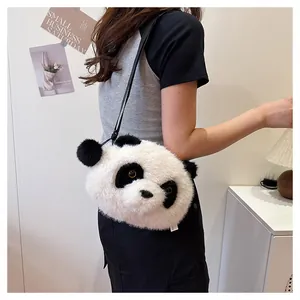 Detailansicht der Panda-Plüschtasche mit weichem Kunstfell und verstellbarem Gurt