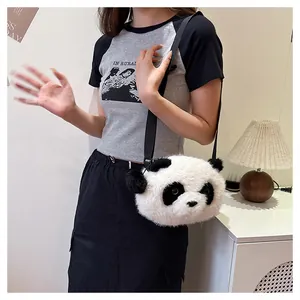 Detail der süßen Panda-Plüschtasche mit weichem Webpelz und schwarzem Stoffträger