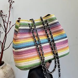 Sac seau en paille à rayures arc-en-ciel avec chaîne argentée pour plage estivale