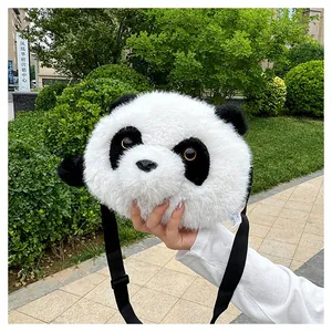Details der Panda Plüsch Umhängetasche mit weichem Kunstfell und verstellbarem Riemen