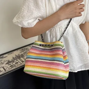 Sac seau en paille à rayures colorées avec bandoulière chaîne pour la plage d'été
