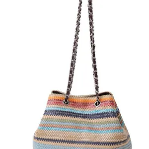 Grand sac cabas en paille à rayures colorées avec bandoulière en chaîne pour la plage