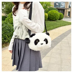 Outdoor-Modellaufnahme zeigt die flauschige Textur der süßen Panda-Plüschtasche mit Riemen