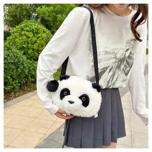 Detail der süßen Panda Plüsch Umhängetasche mit verstellbarem Gurt und weichem Fell