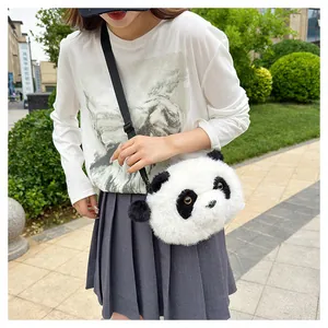 Outdoor-Aufnahme einer süßen Panda-Plüsch-Umhängetasche mit verstellbarem Riemen am Model