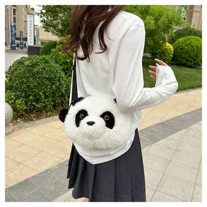 Detail der süßen Panda Plüsch Umhängetasche mit Kunstfell und verstellbarem Gurt