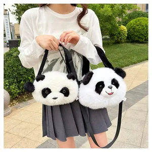 Detail von Plüsch-Panda-Umhängetaschen mit verstellbaren Trägern im Freien präsentiert