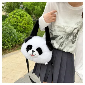 Nahaufnahme der süßen Panda-Plüschtasche mit weicher Fellstruktur und Stickereidetails