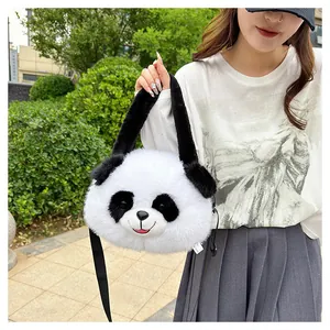 Detailansicht der niedlichen Panda-Plüschtasche mit Kunstfell und verstellbarem Schultergurt