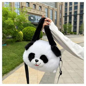 Detailansicht der Panda-Plüschtasche aus weichem Kunstfell mit gesticktem Gesicht