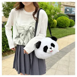 Detail der süßen Panda-Plüschtasche mit verstellbarem Gurt und weichem Kunstfell