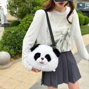 Niedliche Panda-Plüschtasche mit verstellbarem Gurt, am Model im Freien präsentiert
