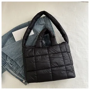 Detail der schwarzen gesteppten Puffer-Tasche aus wasserfestem Nylon mit weicher Füllung