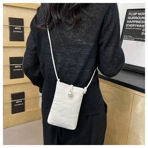 Dettaglio borsa porta cellulare bianca testurizzata con chiusura a perla e nodo