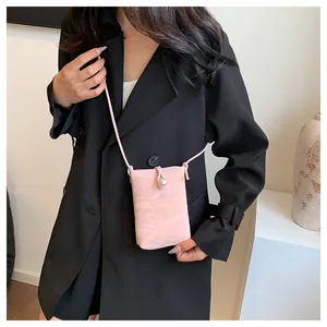 Dettaglio della mini borsa porta cellulare rosa con texture a nuvola e maxi perla