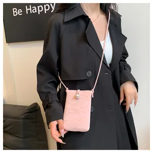 Dettaglio mini borsa rosa a tracolla con una grande perla e trama in pelle plissettata