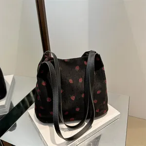 Sac cabas en velours côtelé noir avec imprimé fraise et anses en cuir pour le quotidien