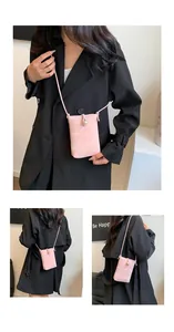 Dettagli della mini borsa a tracolla rosa con trama marmorizzata e fibbia con perla decorativa