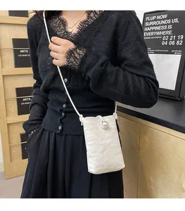 Dettaglio mini borsa a tracolla bianco panna con trama a pieghe e chiusura a perla