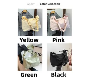 Vier Farbvarianten der plissierten Canvas-Schultertaschen in Gelb, Rosa, Grün, Schwarz