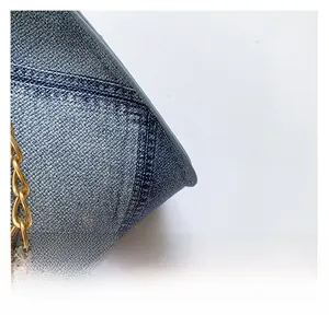 Détail macro de la texture matelassée bleue et chaîne dorée sur le sac à bandoulière