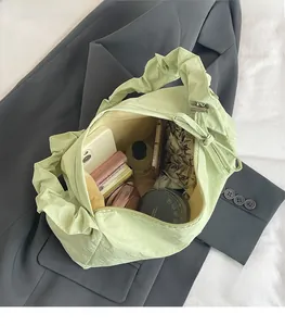 Draufsicht der mintgrünen Rafftasche mit viel Platz für Handy und Kosmetikartikel