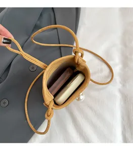 Dettaglio interno della borsa a secchiello kaki con spazio per smartphone e trucco