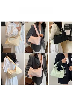 Collage von vier Farben der gefalteten Hobo-Tasche, getragen von einem Model bei Licht