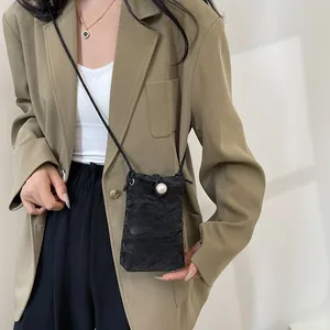 Mini Borsa a Tracolla per Cellulare da Donna Con Grande Perla Artificial Decorativa in Pelle PU Plissettata Piccola Borsa a Quadrata Elegante