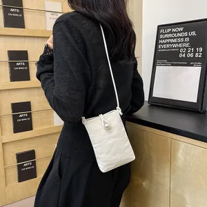 Mini borsa a tracolla crema chic con pieghe testurizzate e perla su una modella