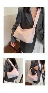 Nahaufnahme der hellrosa Kordelzugtasche mit plissierter Textur und Schultergurt