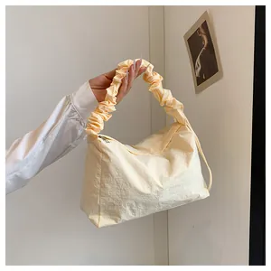 Detailansicht des gerafften Griffs an einer minimalistischen Canvas-Schultertasche