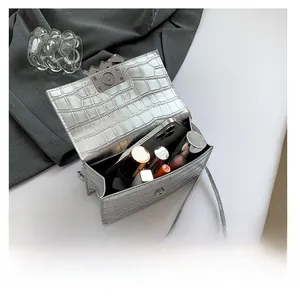 Innenansicht der silbernen Krokodilmuster-Handtasche mit Platz für Handy und Kosmetik