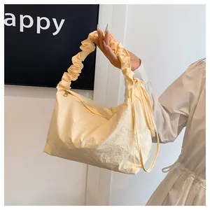 Detailaufnahme der gelben Canvas-Tasche mit geriffeltem Griff und Metallreißverschluss