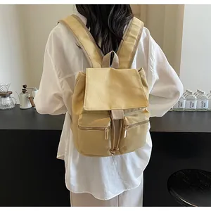 Detalle de mochila tipo saco en lona caqui con cordón ajustable y bolsillos dobles