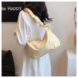 Nahaufnahme der hellgelben Canvas-Tasche mit stylischem Knoten-Detail am Trageriemen