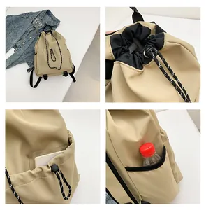 Détails du sac à dos en nylon kaki avec fermeture à cordon et poches latérales pratiques