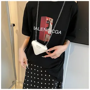 Détail du mini sac bandoulière triangulaire blanc avec chaîne et logo imprimé