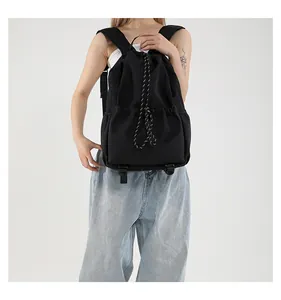 Vue complète d'un sac à dos seau en nylon noir porté par un mannequin féminin