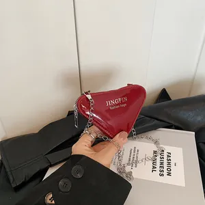 Mini sac à bandoulière rouge en forme de cœur en cuir verni avec chaîne argentée