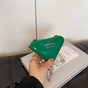 Mini sac bandoulière triangulaire vert en cuir verni brillant avec chaîne argentée